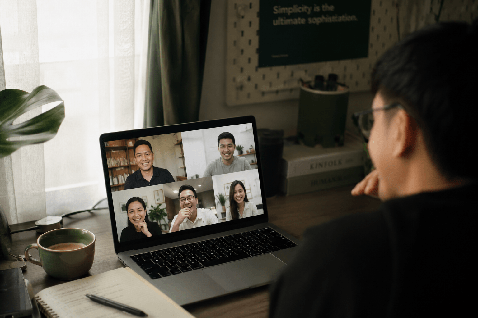 Tim Larizin sedang berdiskusi online atau mengunjungi toko